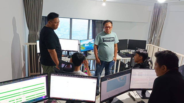 Polisi saat membongkar markas judi online di wilayah Grogol, Jakarta Barat. Foto: Dok. Istimewa