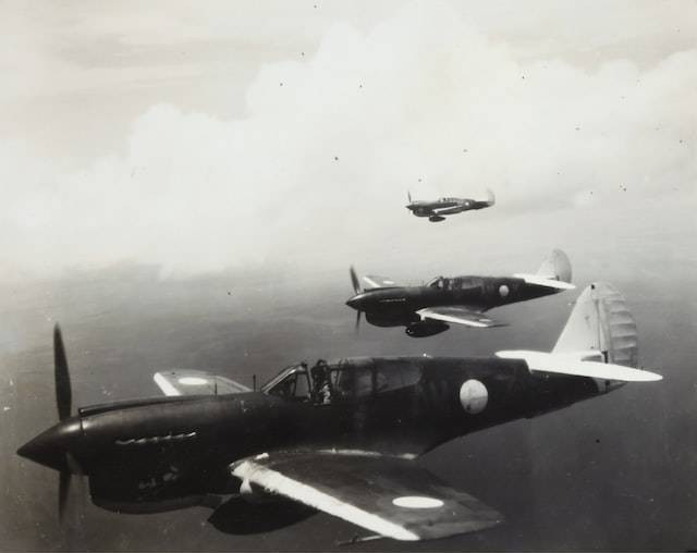 Ilustrasi peristiwa Pearl Harbor (Sumber: https://unsplash.com/photos/three-monoplanes-squadron-in-world-war-2-oyGmigXV030)