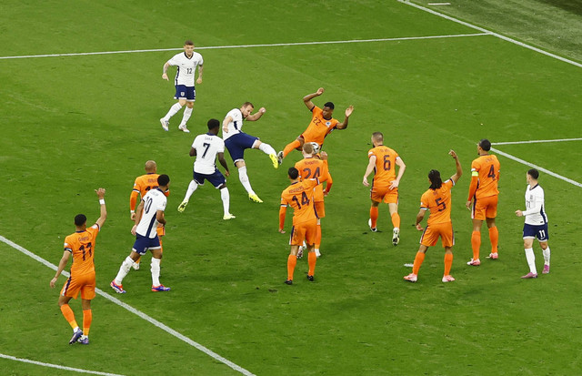 Momen Denzel Dumfries dianggap melanggar Harry Kane saat Belanda vs Inggris dalam laga semifinal Piala Eropa 2024 di Signal Iduna Park, Jerman, pada Kamis (11/7) dini hari WIB. Foto: REUTERS/Leon Kuegeler