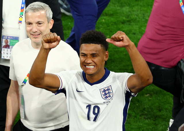 Pemain Timnas Inggris Ollie Watkins melakukan selebrasi usai laga Belanda vs Inggris di Semifinal Piala Eropa 2024. Foto: Thilo Schmuelgen/REUTERS
