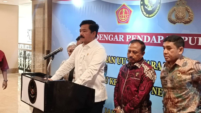Menko Polhukam, Hadi Tjahjanto membuka kegiatan Dengar Pendapat Publik tentang RUU TNI dan RUU Polri di Hotel Borobudur Jakarta, Jakarta Pusat, Kamis (11/7). Foto: Fadlan Nuril Fahmi/kumparan