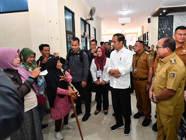 Presiden Jokowi meninjau fasilitas kesehatan di RSUD Bob Bazar, Lampung Selatan. Foto: Vico/Biro Pers Sekretariat Presiden