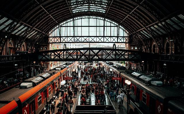 ke Cikole Naik Kereta, foto hanya ilustrasi, bukan gambar sebenarnya, Pexels/Gustavo Denuncio