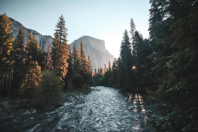 Tempat wisata alam pegunungan. Foto hanya ilustrasi bukan tempat sebenarnya. Sumber: Unsplash/ Jeremy Bishop. 
