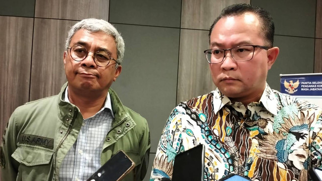 Wakil Ketua Pansel Capim dan Dewas KPK, Arif Satria (kanan); bersama Anggota Pansel, Rezki Sri Wibowo (kiri) saat konsultasi publik bersama penggiat Anti Korupsi di Kota Makassar. Foto: Dok. kumparan