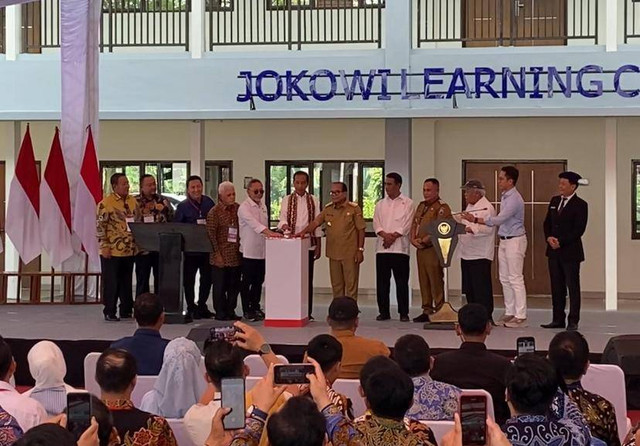 Presiden Joko Widodo meresmikan langsung Gedung Jokowi Learning Center (JLC) di SMA Kebangsaan, Lampung Selatan. | Foto: Sinta Yuliana/Lampung Geh