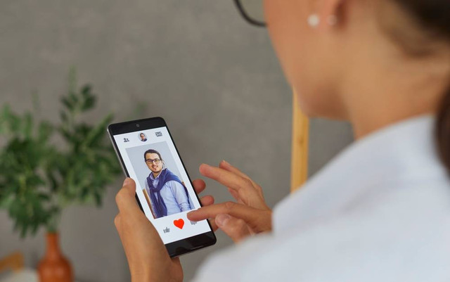 Ilustrasi perempuan main dating apps. Foto: Shutterstock