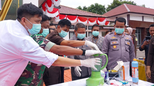 Pemusnahan barang bukti narkoba jenis sabu dengan cara dilarutkan dan diblender. Foto: Dina Mariana/Hi!Pontianak
