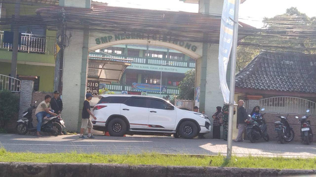 Mobil Fortuner yang diparkir memalangi gerbang SMPN 1 Cibinong. Dok: Polsek Cibinong