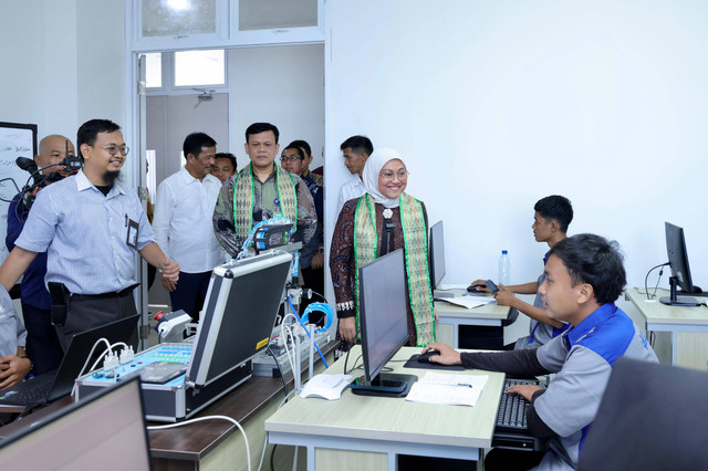 Menaker Ida Fauziyah saat melihat para peserta Satuan Pelaksana (Satpel) Pelatihan Vokasi dan Produktivitas Balai Latihan Kerja (BLK) Batam. Foto: Dok. Kemnaker
