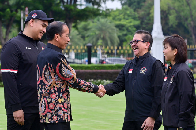 Presiden Republik Indonesia Joko Widodo berjabat tangan dengan Presiden Direktur PT Freeport Indonesia Tony Wenas saat acara pelepasan secara resmi Kontingen Indonesia di Istana Negara menuju Olimpiade 2024 Paris, Rabu (10/7). Foto: BPMI Setpres