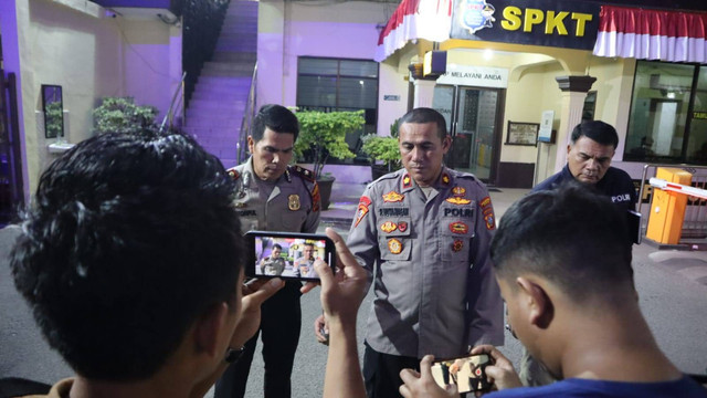 Kabag Ops Polrestabes Medan Pardamean Hutahaen (tengah) saat memberikan keterangan ricuh di Deli Serdang. Foto: Dok. Polrestabes Medan
