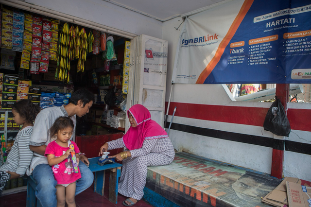 Warga bertransaksi di AgenBRILink. Foto: Dok. BRI