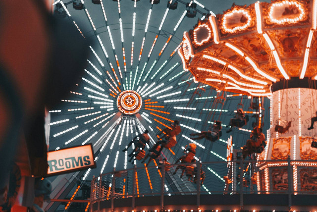 Tiket Masuk Trans Studio Bandung Hari Biasa 2024. Foto hanya ilustrasi, bukan tempat sebenarnya. Sumber: Unsplash/Ethan Hoover