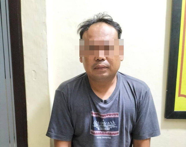 Satu dari tiga pelaku penggeroyokan yang berhasil diamankan Polisi. | Foto: Dok Humas Polresta Bandar Lampung