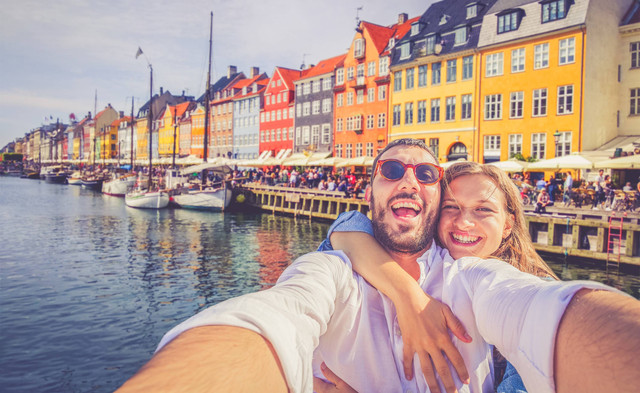 Ilustrasi pasangan turis yang sedang berwisata di Kopenhagen. Foto: illpaxphotomatic/Shutterstock