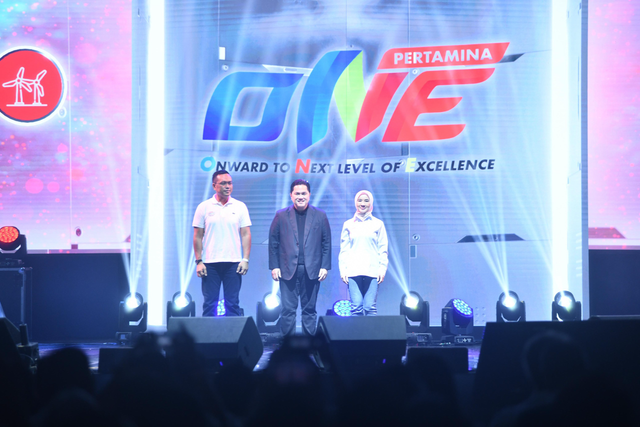 Menteri BUMN Erick Thohir (tengah), Komisaris Utama Pertamina Simon Aloysius Mantiri (kiri) dan Direktur Utama Pertamina Nicke Widyawati (kanan) berfoto bersama pada acara Perayaan 4 Tahun Pertamina AKHLAK Fest 2024 di Istora Senayan, Selasa (9/7/2024). Foto: Dok. Pertamina