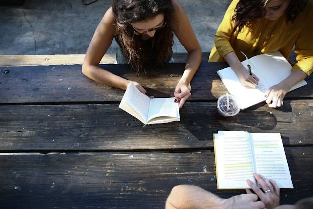 Ilustrasi Kunci Jawaban Bahasa Indonesia Kelas 4 Halaman 9. Foto: dok. Unsplash/Alexis Brown