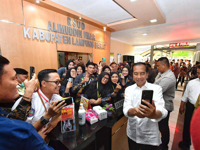 Jokowi saat meninjau RSUD Alimuddin Umar, Lampung Barat, Jumat (12/7/2024) | Foto: Sekretariat Presiden