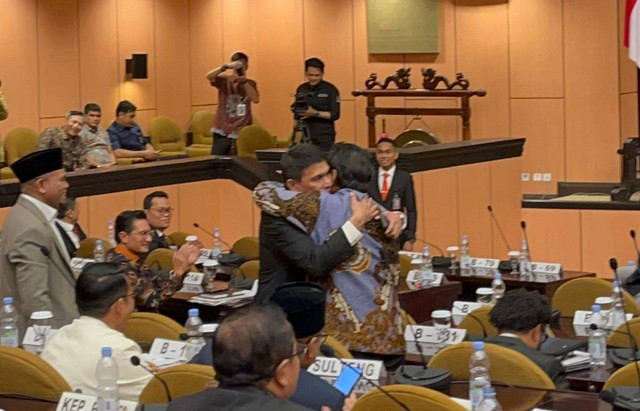 Anggota DPD berpelukan usai ricuh, Jumat (12/7/2024). Foto: Haya Syahira/kumparan