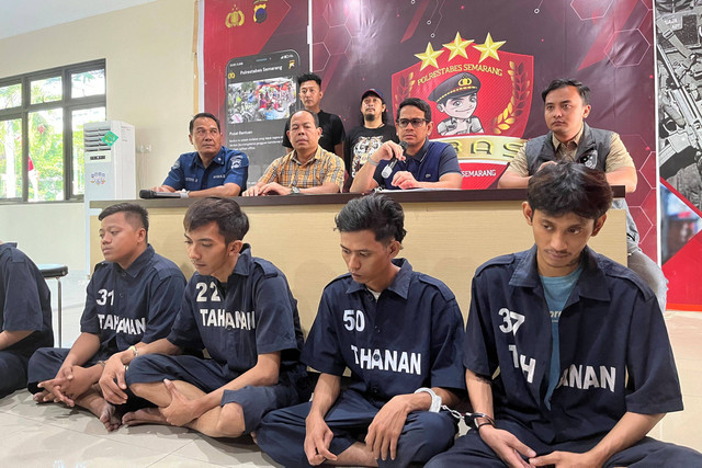 Tersangka pengeroyokan yang menyebabkan seorang pemuda hingga tewas dihadirkan saat jumpa pers di Polrestabes Semarang, Jumat (12/7/2024). Foto: Intan Alliva Khansa/kumparan
