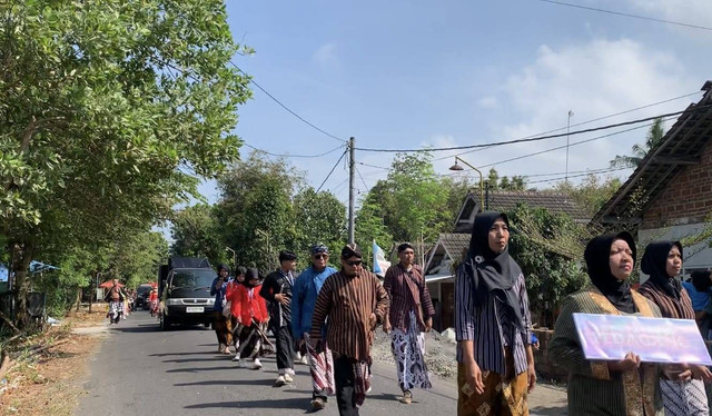 Pelaksanaan Kirab Budaya Satu Suro di Pantai Goa Cemara (Dok. Istimewa)