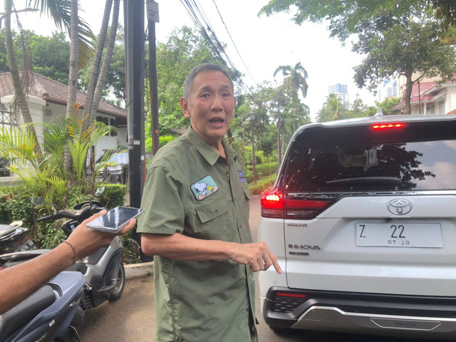 Jusuf Hamka saat hendak meninggalkan rumah Patra Kuningan 15 setelah bertemu Mahfud MD, Sabtu (13/7). Foto: Thomas Bosco/kumparan