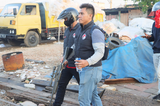 Polisi gerebek Kampung Bahari yang terkenal sebagai kampung pengedar narkoba di Jakarta Utara, Sabtu (13/7). Foto: Dok. Istimewa