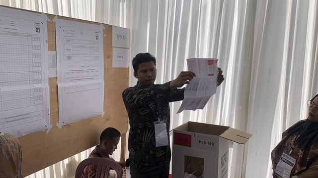 Suasana rekapitulasi suara PSU calon anggota DPD Sumbar di salah satu TPS di Kota Padang, Sumatera Barat, Sabtu (13/7/2024). Foto: Luthfi Humam/kumparan
