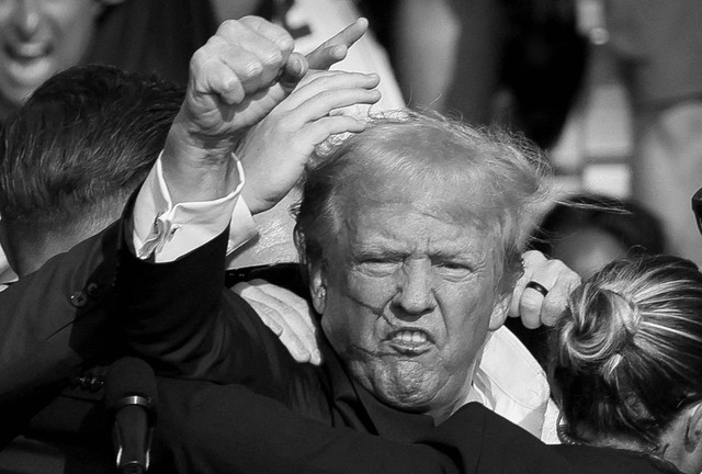 Kandidat calon presiden dari Partai Republik dan mantan Presiden AS Donald Trump dibantu oleh Secret Service setelah terdengar suara tembakan dalam sebuah acara kampanye di Butler Farm Show di Butler, Pennsylvania, AS, (13/7/2024) waktu setempat. Foto: Brendan McDermid/REUTERS