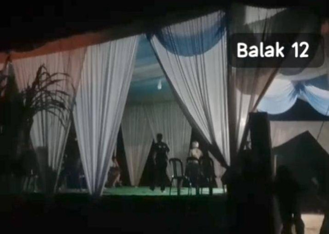 Polisi Saat Bubarkan Acara Khitanan di Kotabumi Selatan, Lampung Utara | Foto : Tangkap layar video