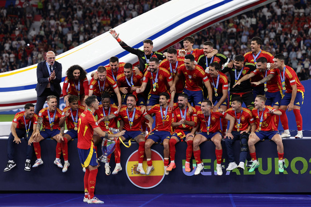 Pemain Timnas Spanyol merayakan juara Piala Eropa 2024 di Olympiastadion, Berlin, Jerman, Minggu (14/7/2024). Foto: Adrian DENNIS / AFP
