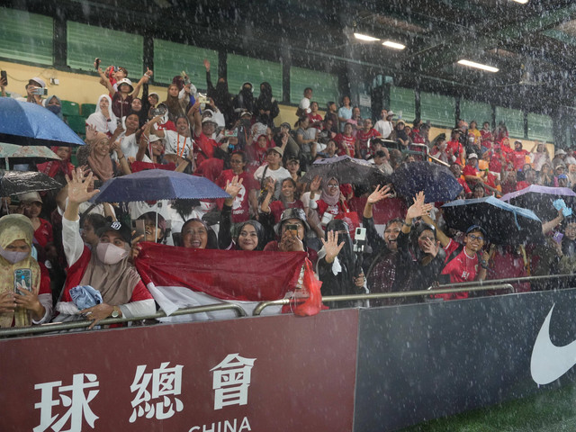Suporter Indonesia menyemangati Timnas Wanita Indonesia dalam uji coba internasional vs Hong Kong di HKFC Stadium, Minggu (17/4). Foto: Dok. Timnas Indonesia