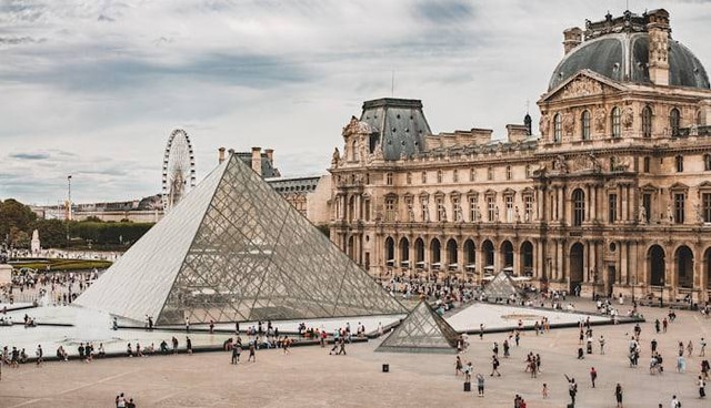 Tempat Wisata di Paris (Foto Menara Louvre) Sumber: unsplash/ Mika Baumeister