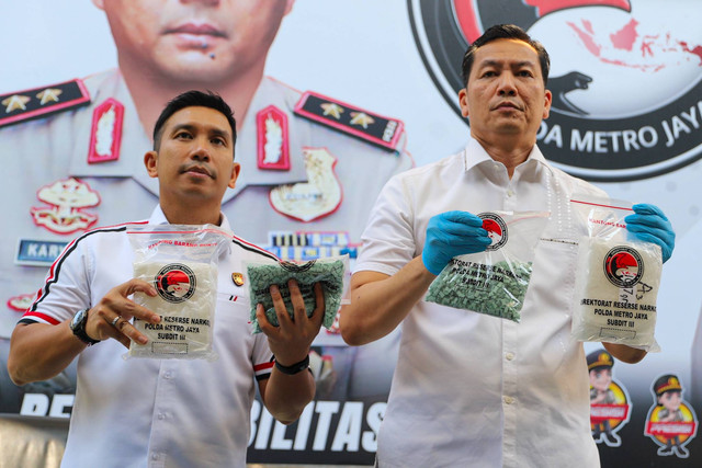 Direktur Reserse Narkoba (Dirresnarkoba) Polda Metro Jaya Kombes Donald Parlaungan Simanjuntak (kedua kanan) memimpin konferensi pers terkait pengungkapan peredaran narkotika jenis sabu dan ekstasi di Polda Metro Jaya, Jakarta, Senin (15/7/2024). Foto: Iqbal Firdaus/kumparan