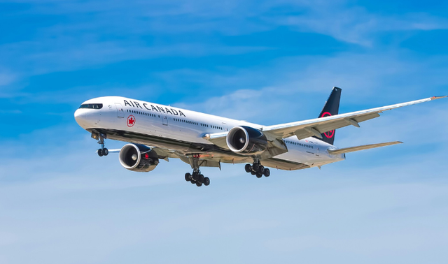 Membawa Cairan di Bagasi Pesawat Internasional, foto hanya ilustrasi bukan gambar sebenarnya. Sumber: Unsplash/John McArthur