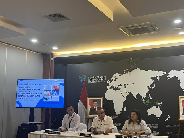 Ketua Komite Anti Dumping Indonesia (KADI) Danang Prasta, Staf Khusus Menteri Perdagangan Bidang Perjanjian Perdagangan Internasional Bara K Hasibuan, Ketua Komite Pengamanan Perdagangan Indonesia (KPPI) Franciska Simanjuntak dalam konferensi pers. Foto: Ghinaa Rahmatika/kumparan