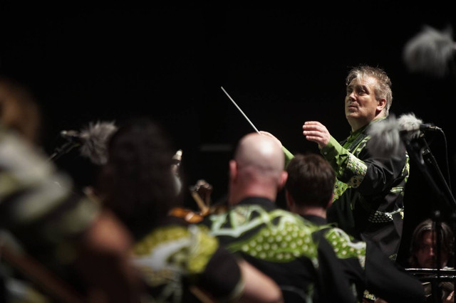 Jaime Martin, konduktor asal Spanyol saat memimpin pertunjukan orkestra di Candi Prambanan pada Kamis (11/7) kemarin. Foto: Arif UT/Pandangan Jogja