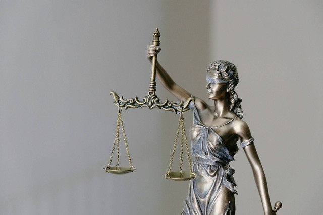 Ilustrasi Norma Hukum Diakui Masyarakat karena Dibuat oleh, Sumber Unsplash Tingey Injury Law Firm