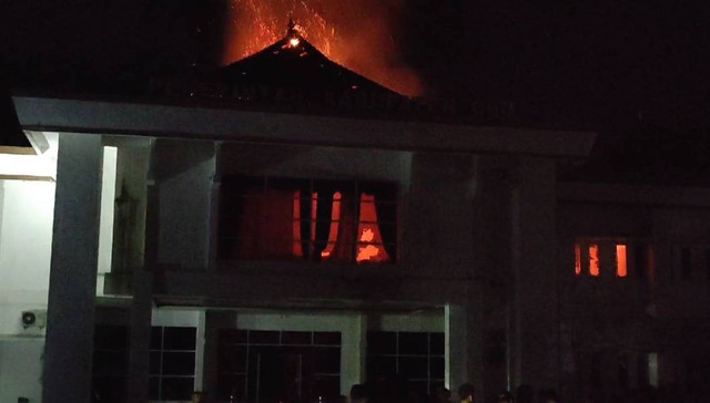 Kebakaran di Kantor Bupati OKU, Sumsel. (ist)