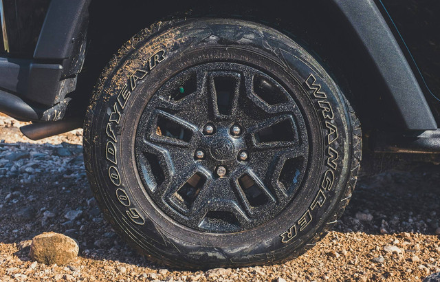 Ilustrasi ban kempes. Foto: Unsplash