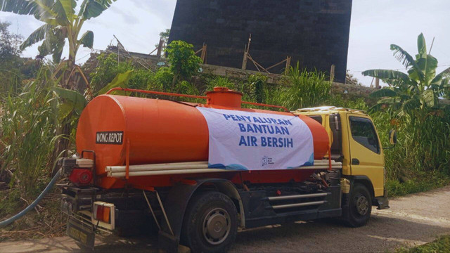 Kedatangan truk air bersih untuk warga Dusun Baturturu, Wonosari, Kabupaten Gunungkidul, Yogyakarta.
