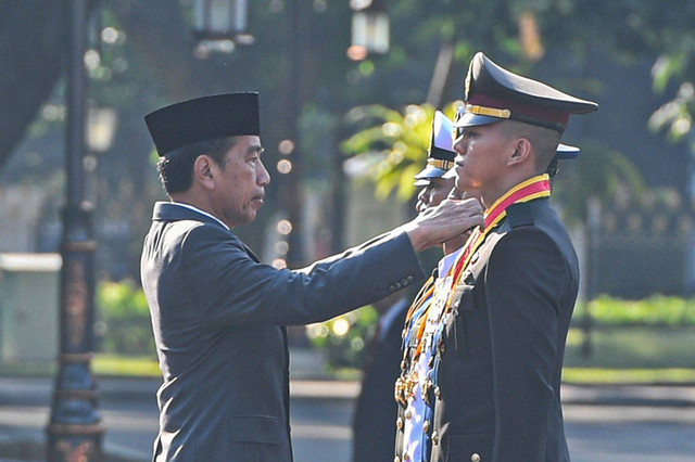 Presiden Joko Widodo (kiri) menyematkan tanda pangkat kepada perwira remaja peraih Adhi Makayasa pada Upacara Prasetya Perwira dan Pelantikan Perwira TNI/Polri di halaman Istana Merdeka, Jakarta, Selasa (16/7/2024). Foto: Muhammad Adimaja/ANTARA FOTO