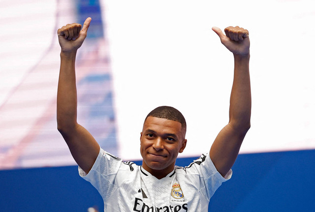 Pemain baru Real Madrid, Kylian Mbappe, menyapa para penonton saat presentasi di Santiago Bernabeu, Madrid, Spanyol, Selasa (16/7/2024). Foto: Juan Medina/REUTERS