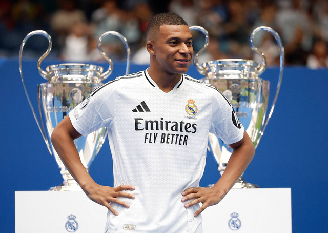 Pemain Real Madrid, Kylian Mbappe, berpose untuk sebuah foto saat presentasi di Santiago Bernabeu, Madrid, Spanyol, Selasa (16/7/2024). Foto: Juan Medina/REUTERS