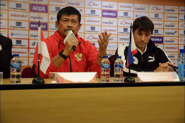 Pelatih Indonesia Indra Sjafri (jaket merah). Foto: Masruroh/Basra
