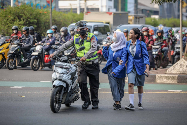 Anggota kepolisian membawa kendaraan pengendara yang melanggar peraturan saat Operasi Patuh Jaya 2024 di Jalan Letjen S Parman, Jakarta, Senin (15/7/2024). Foto: Asprilla Dwi Adha/ANTARA FOTO