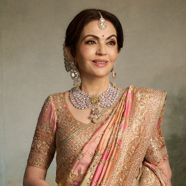 Gaya Nita Ambani pakai kalung berlian 180 karat di pernikahan anaknya, Anant Ambani. Foto: Instagram @kantilalchhotalal