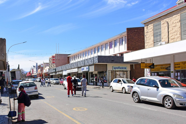 Sejumlah penduduk beraktivitas di kota Oudtshoorn di Provinsi Western Cape, Cape Town, Afrika Selatan Foto: Old Mill Photography/Shutterstock