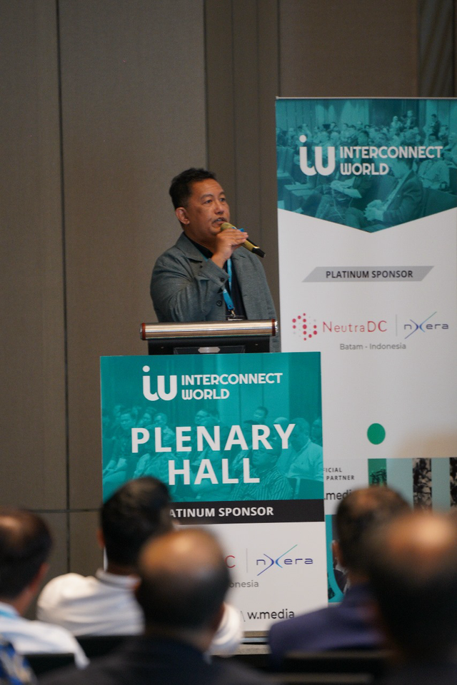 Direktur Wholesale & International Service Telkom Indonesia, Bogi Witjaksono saat menjadi keynote speaker dalam Batam Interconnect World 2024 di Marriot Batam Harbour Bay pada Senin (15/7/2024). Foto: Dok. Telkom